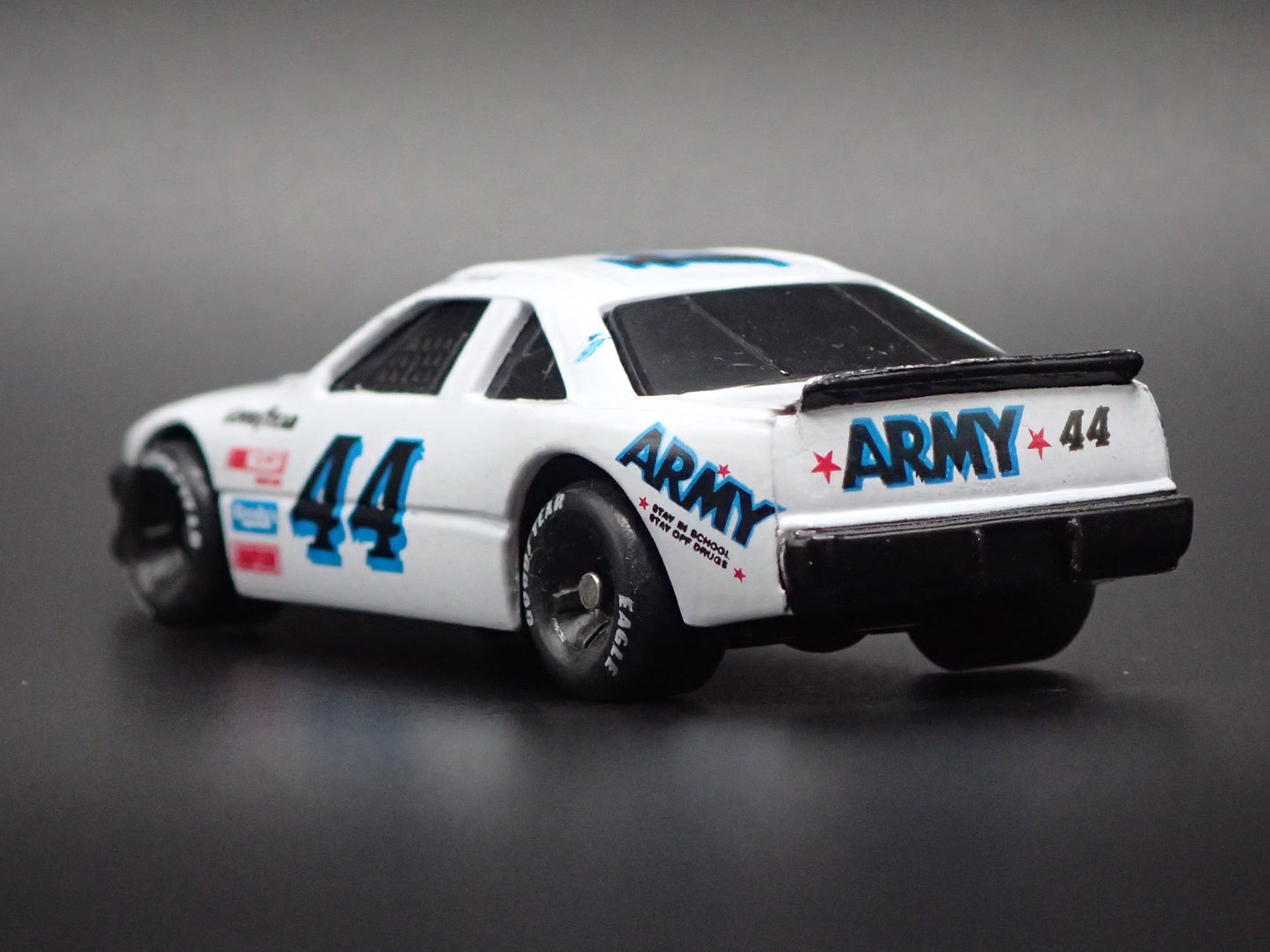 1992 92 PONTIAC GRAND PRIX 44 LARRY CAUDILL NASCAR 1:64 SCALE DIECAST MODEL CAR