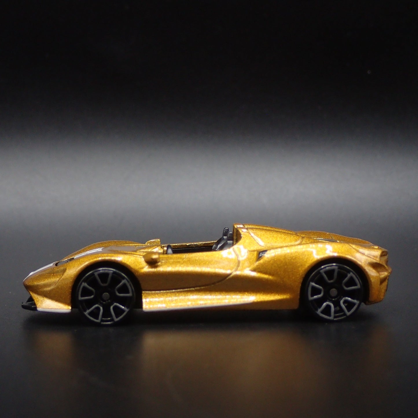 2020 20 MCLAREN ELVA SUPER CAR 1:64 SCALE COLLECTIBLE DIORAMA DIECAST MODEL CAR