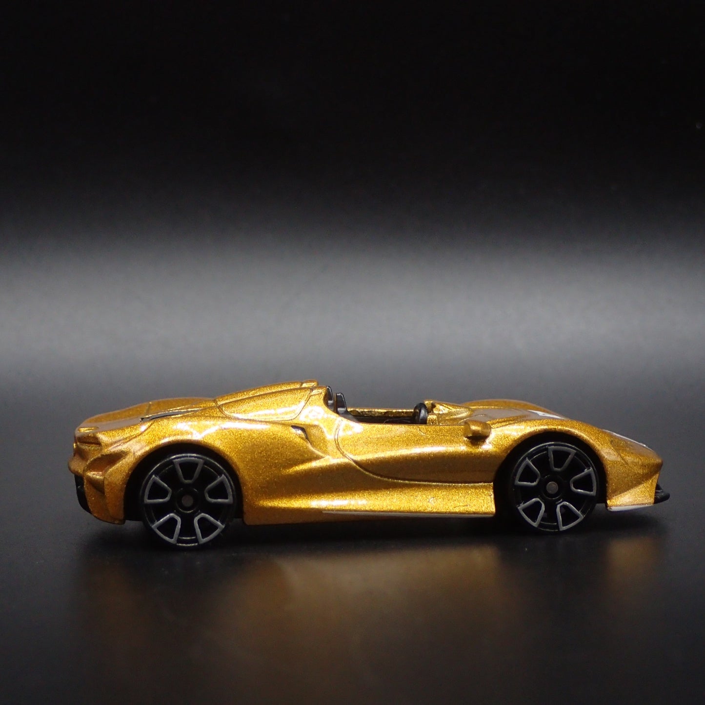 2020 20 MCLAREN ELVA SUPER CAR 1:64 SCALE COLLECTIBLE DIORAMA DIECAST MODEL CAR