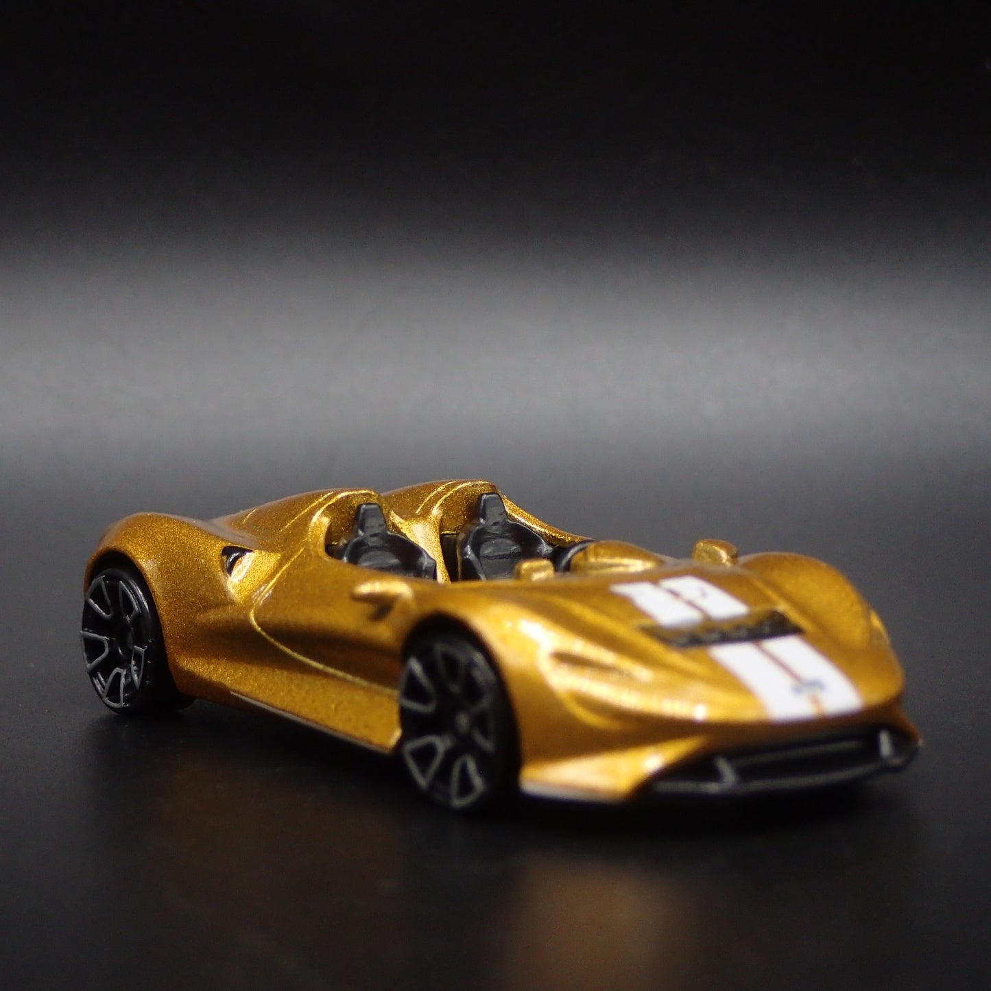 2020 20 MCLAREN ELVA SUPER CAR 1:64 SCALE COLLECTIBLE DIORAMA DIECAST MODEL CAR