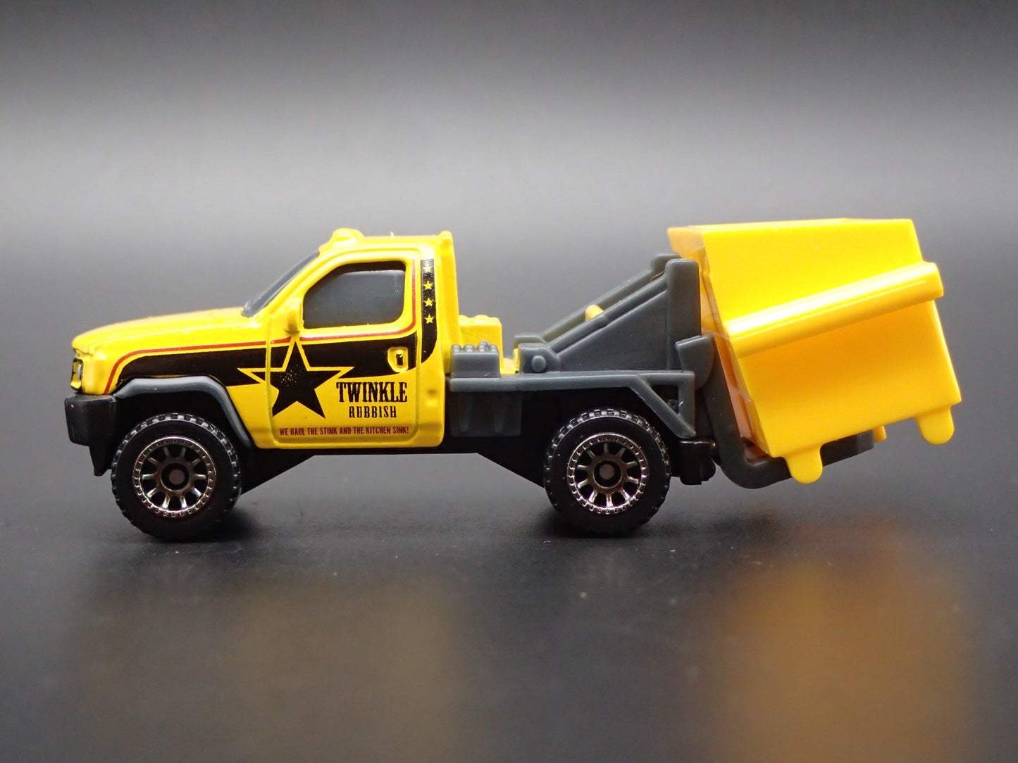 MODERN GARBAGE TRASH TRUCK WITH DUMPSTER 1/64 MB SCALE DIORAMA DIECAST MODEL CAR