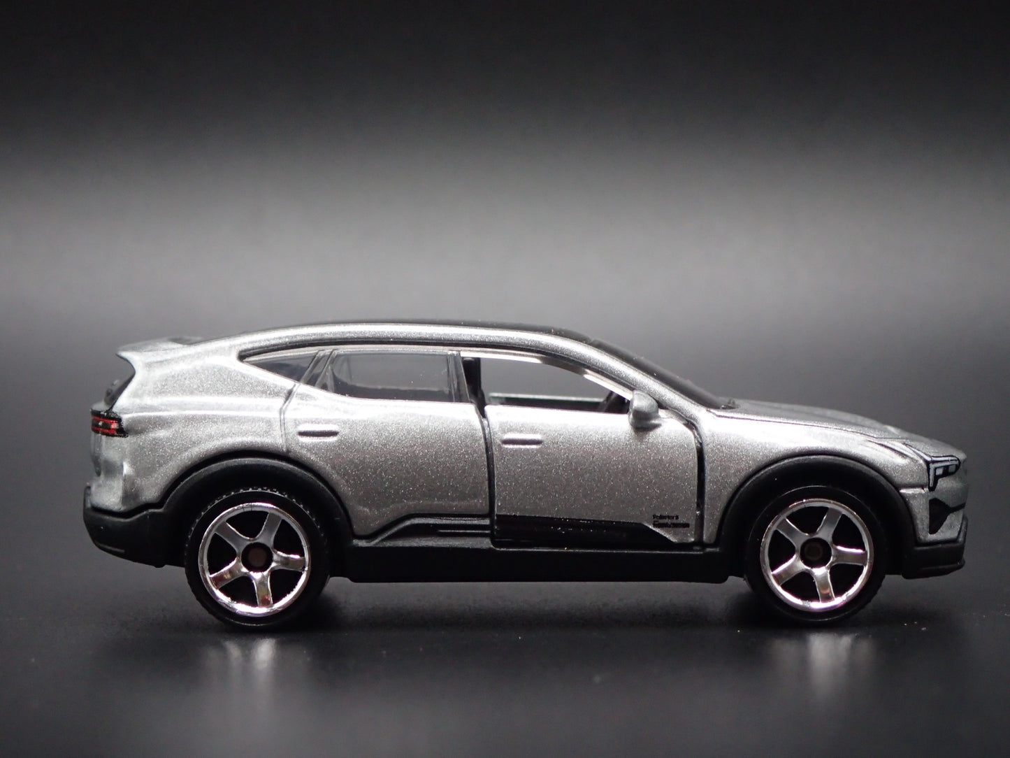 2024-2025 POLESTAR 3 SILVER 1/64 SCALE COLLECTIBLE DIORAMA DIECAST MODEL CAR