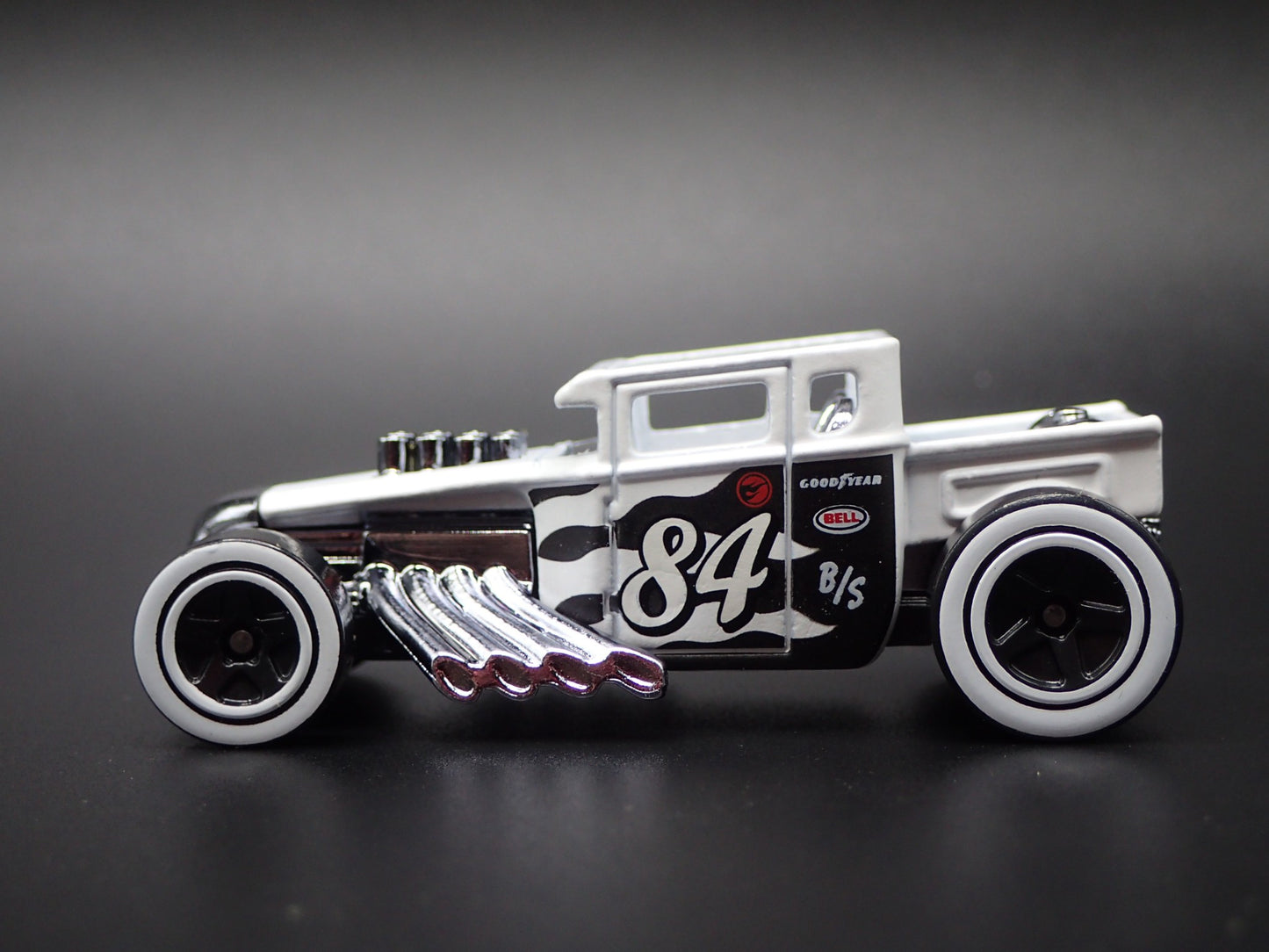 FORD CUSTOM BONE SHAKER HOT ROD WHITE 1:64 SCALE DIORAMA DIECAST MODEL CAR