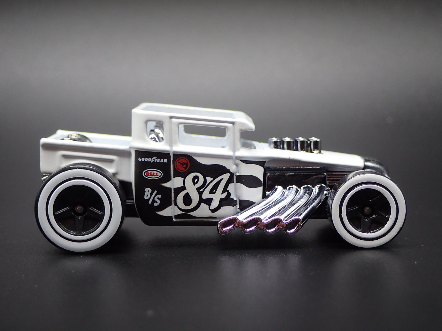 FORD CUSTOM BONE SHAKER HOT ROD WHITE 1:64 SCALE DIORAMA DIECAST MODEL CAR