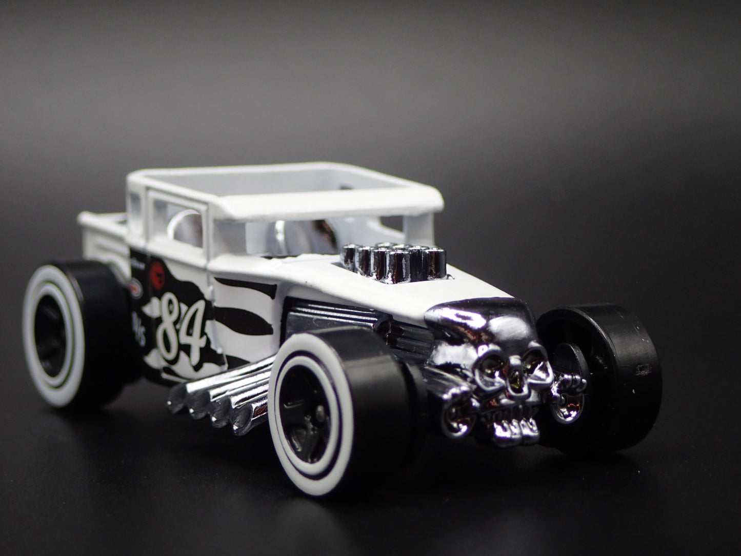 FORD CUSTOM BONE SHAKER HOT ROD WHITE 1:64 SCALE DIORAMA DIECAST MODEL CAR