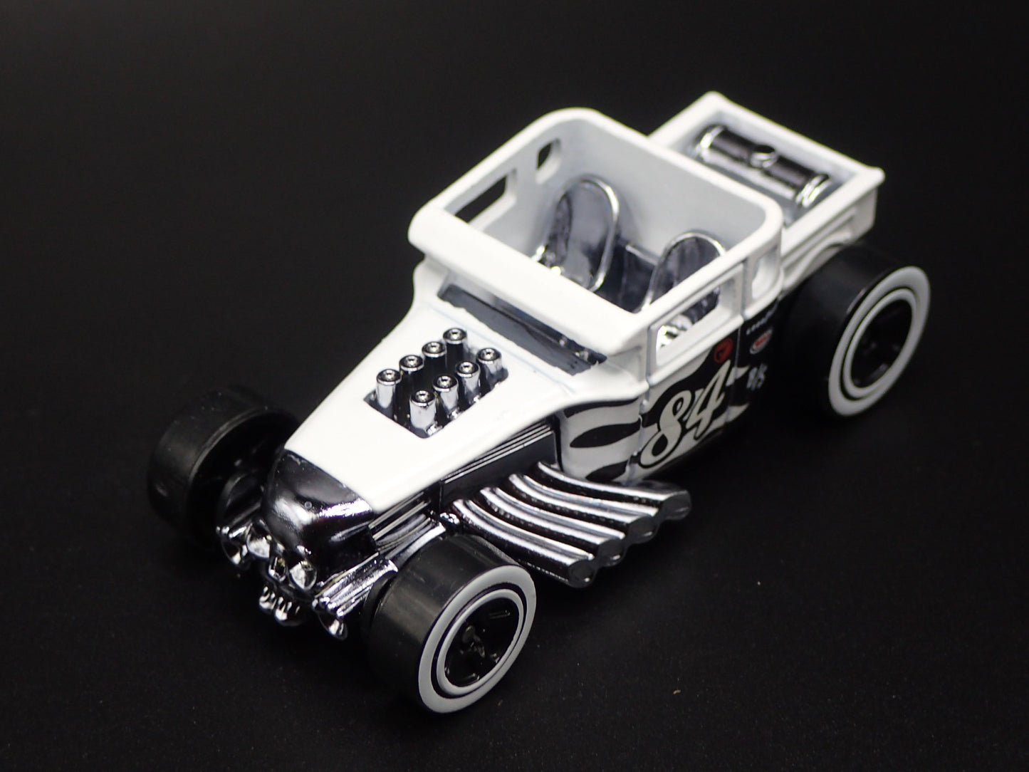 FORD CUSTOM BONE SHAKER HOT ROD WHITE 1:64 SCALE DIORAMA DIECAST MODEL CAR