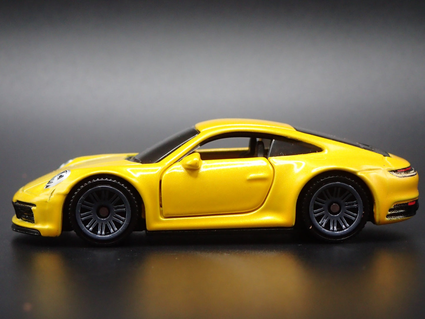 2019-2025 PORSCHE 911 CARRERA 4S 992 YELLOW 1:64 SCALE DIORAMA DIECAST MODEL CAR