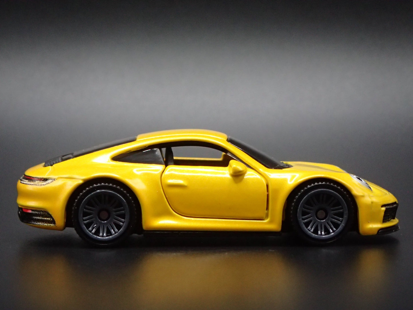 2019-2025 PORSCHE 911 CARRERA 4S 992 YELLOW 1:64 SCALE DIORAMA DIECAST MODEL CAR