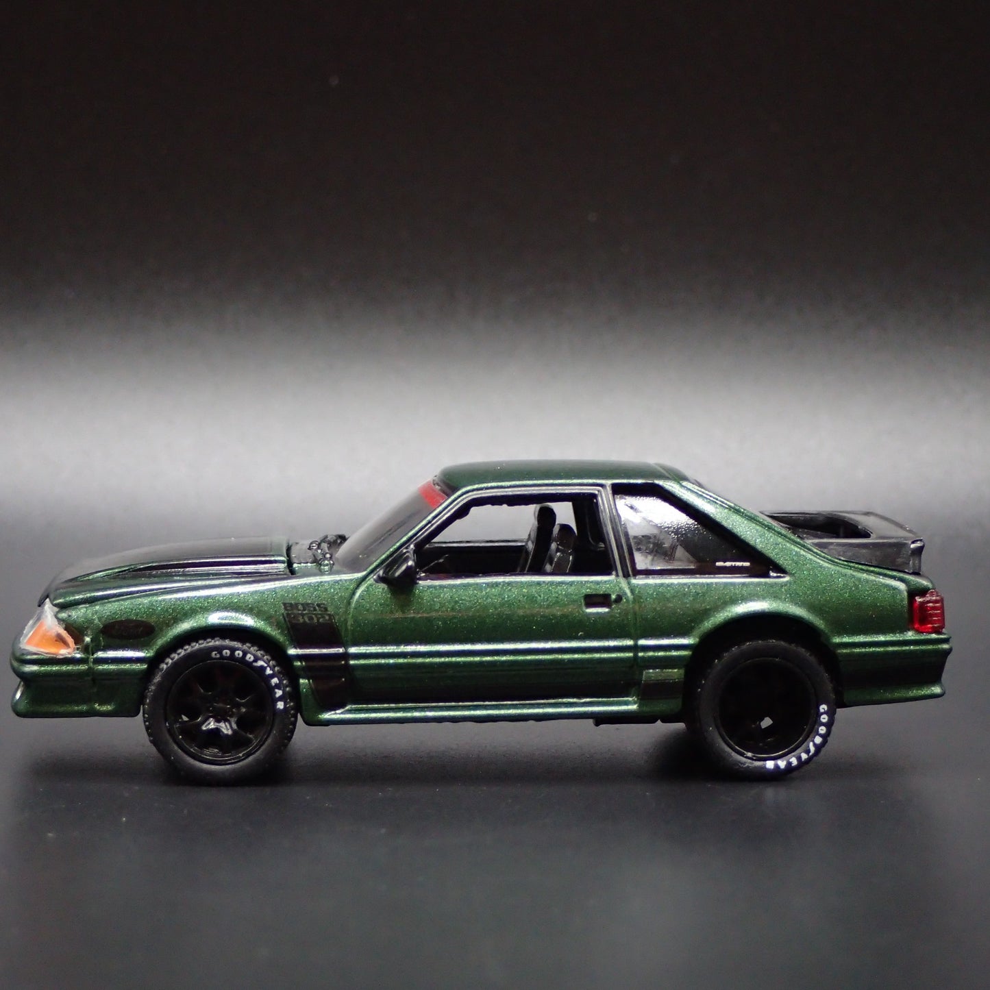 1987 87 FORD MUSTANG GT FOX BODY GREEN 1:64 SCALE DIORAMA DIECAST MODEL CAR
