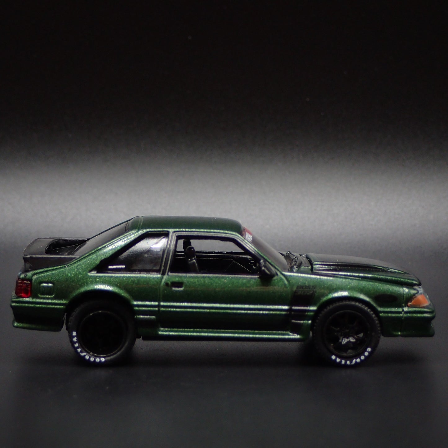 1987 87 FORD MUSTANG GT FOX BODY GREEN 1:64 SCALE DIORAMA DIECAST MODEL CAR