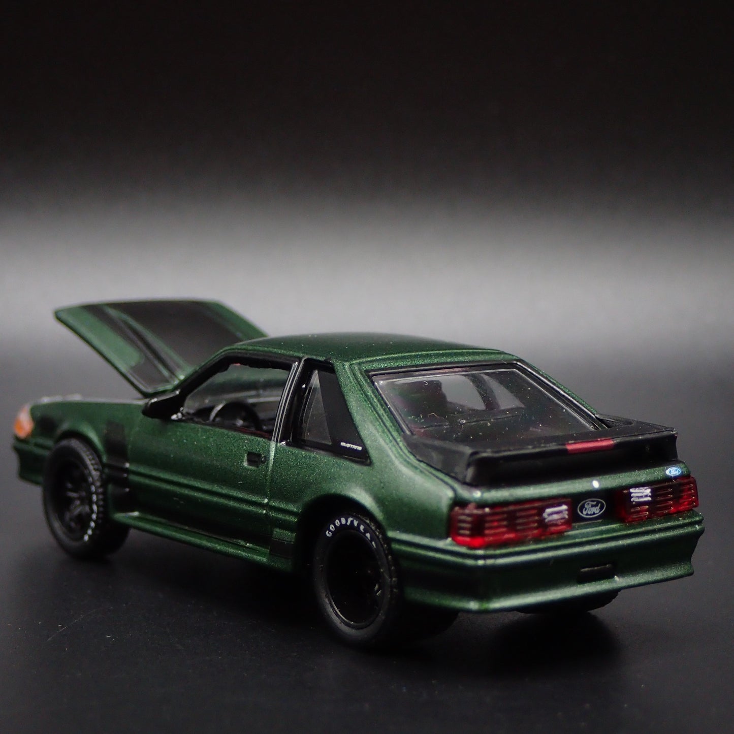 1987 87 FORD MUSTANG GT FOX BODY GREEN 1:64 SCALE DIORAMA DIECAST MODEL CAR