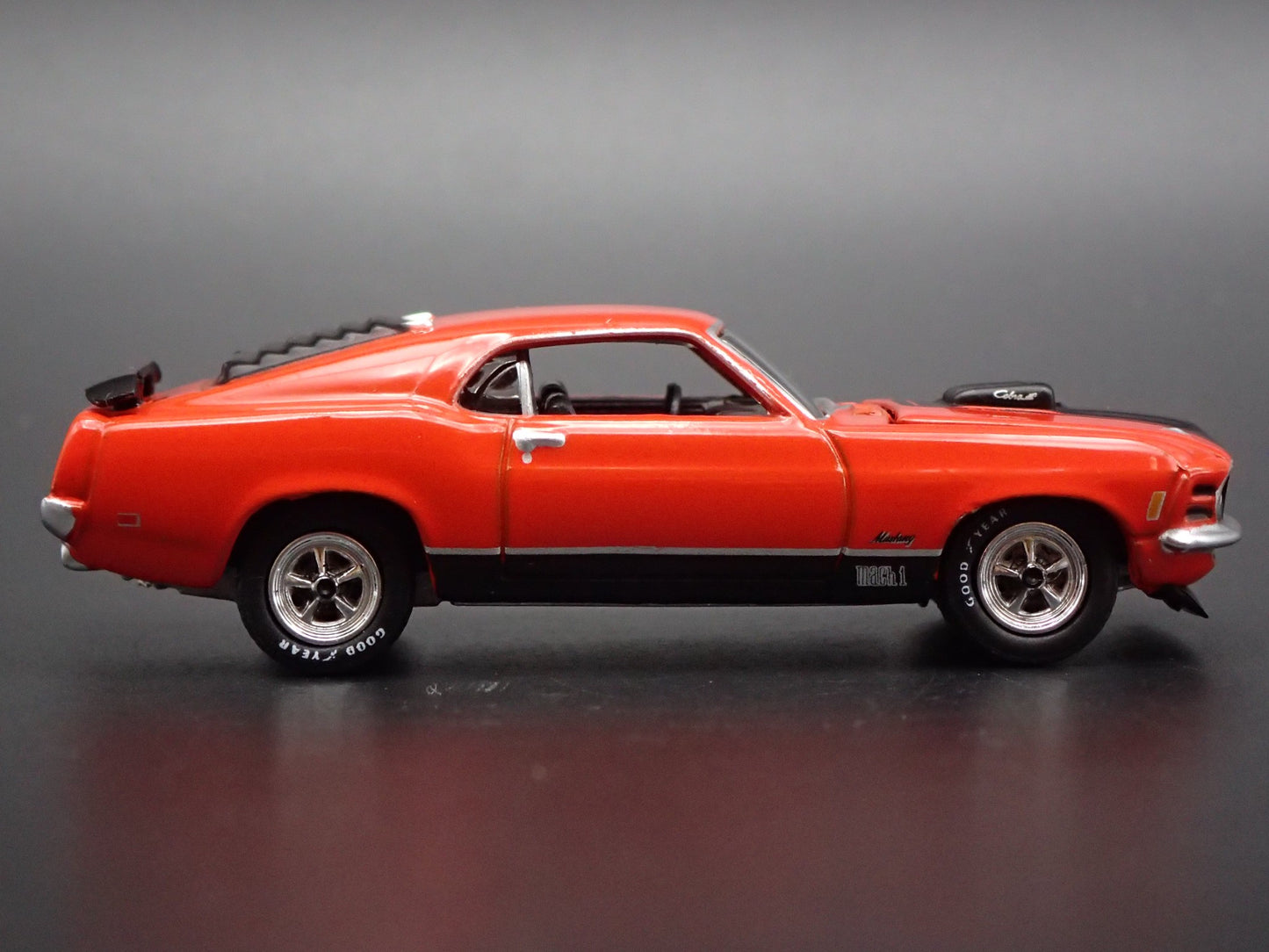 1970 70 FORD MUSTANG MACH 1  1:64 SCALE COLLECTIBLE DIORAMA DIECAST MODEL CAR