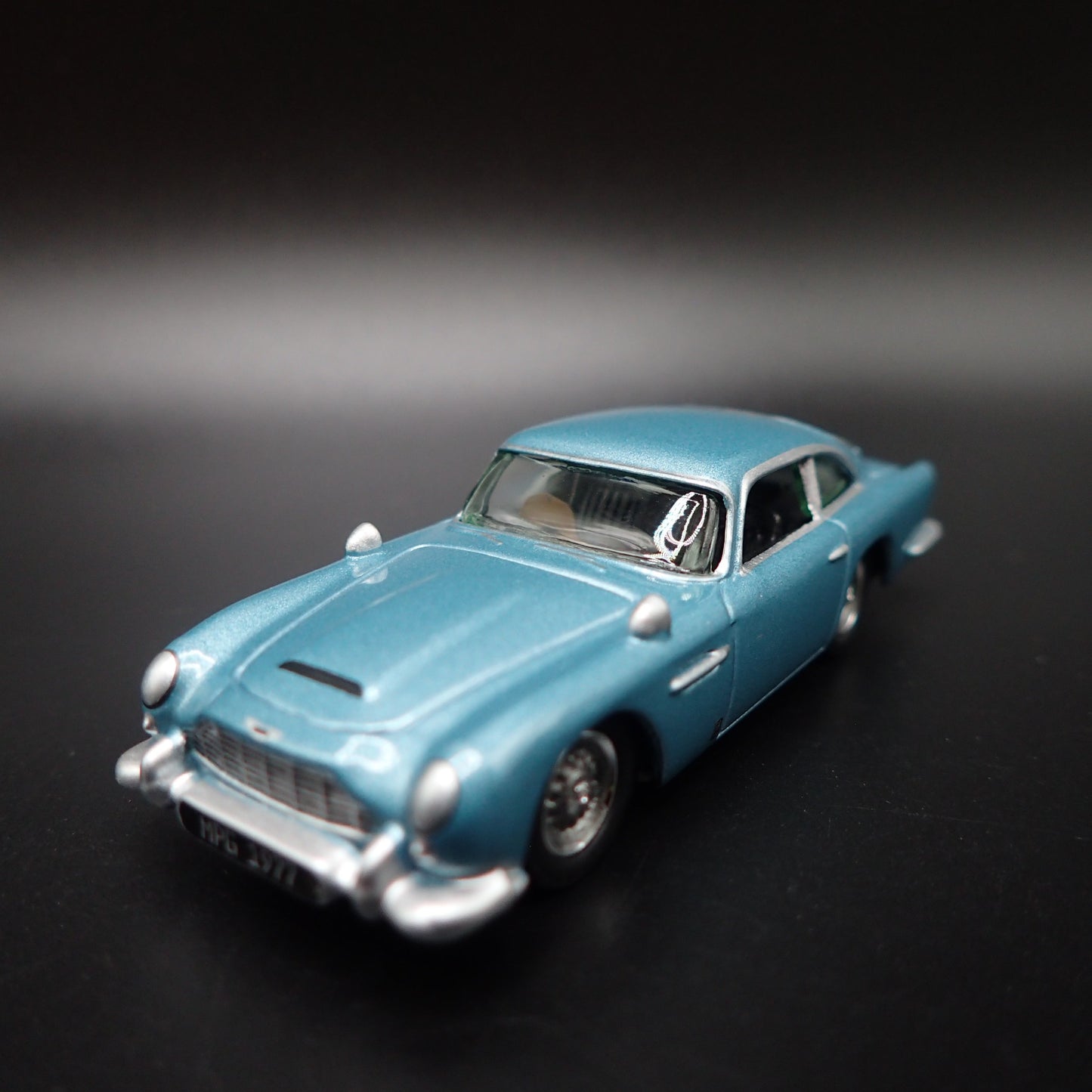 1963-1965 ASTON MARTIN DB5 1/64 SCALE COLLECTIBLE DIORAMA DIECAST MODEL CAR