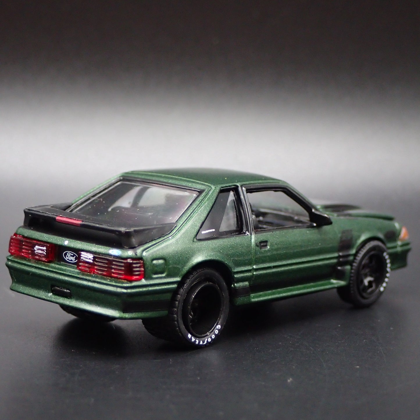 1987 87 FORD MUSTANG GT FOX BODY GREEN 1:64 SCALE DIORAMA DIECAST MODEL CAR