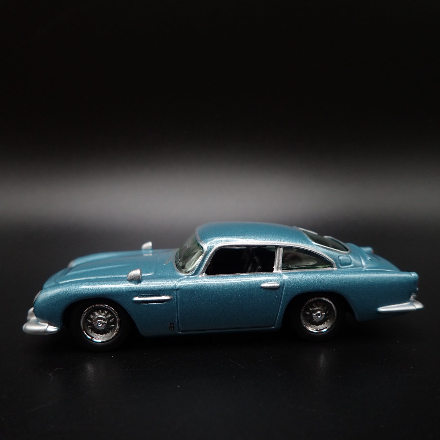 1963-1965 ASTON MARTIN DB5 1/64 SCALE COLLECTIBLE DIORAMA DIECAST MODEL CAR