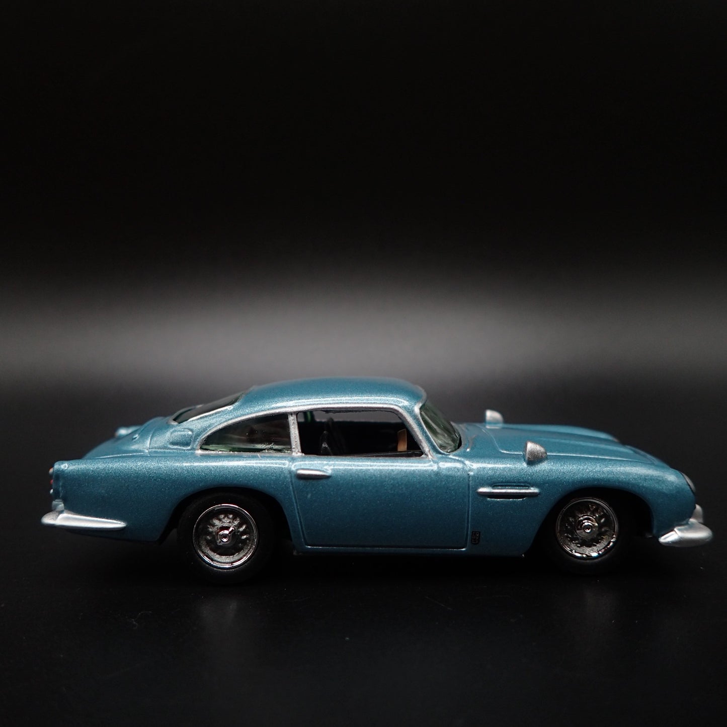 1963-1965 ASTON MARTIN DB5 1/64 SCALE COLLECTIBLE DIORAMA DIECAST MODEL CAR