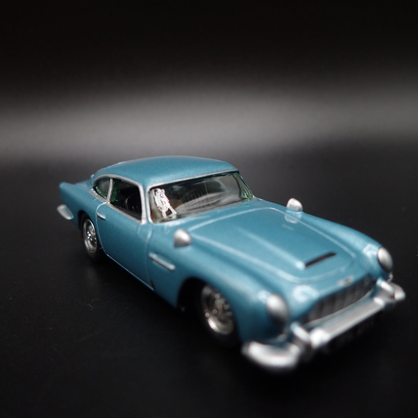 1963-1965 ASTON MARTIN DB5 1/64 SCALE COLLECTIBLE DIORAMA DIECAST MODEL CAR