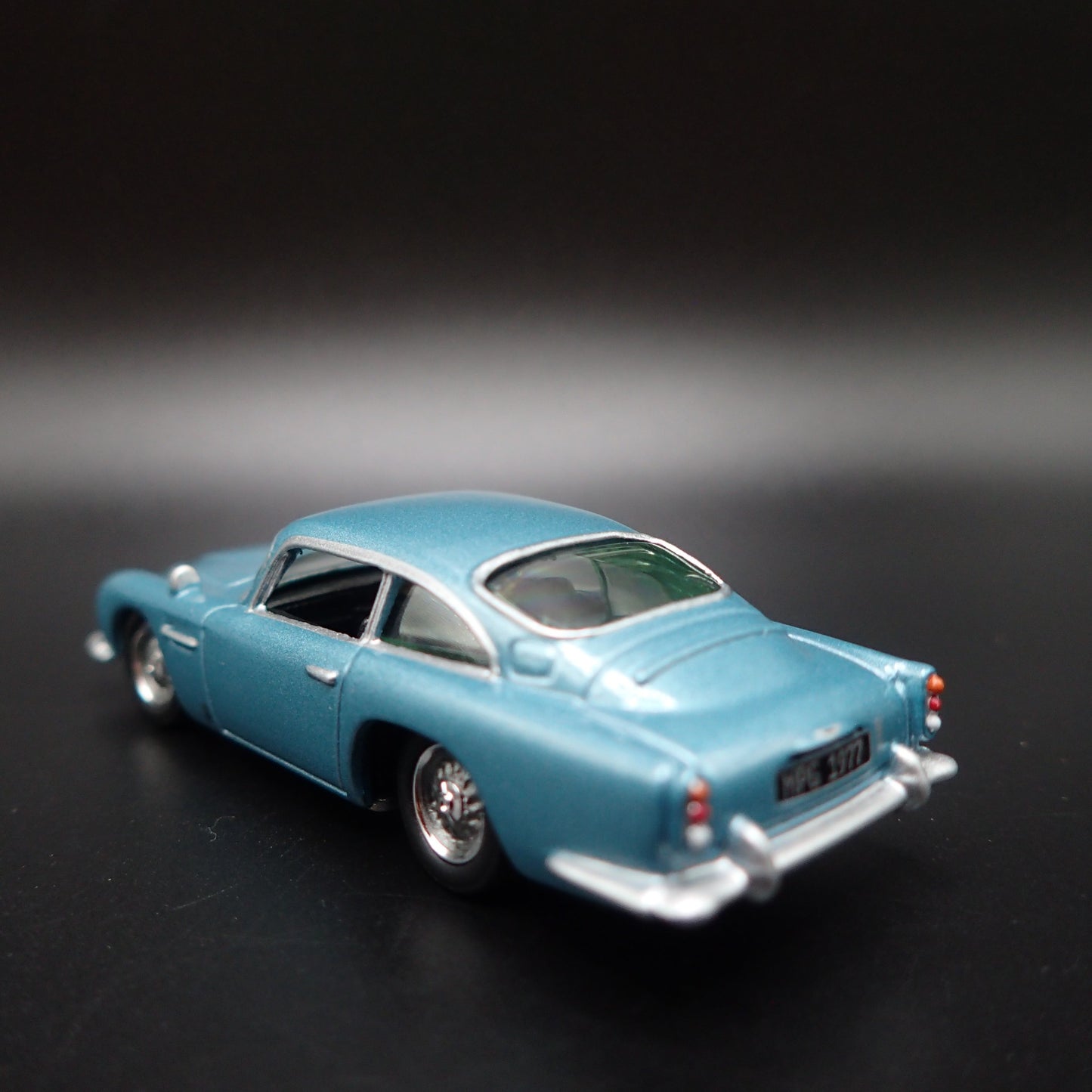 1963-1965 ASTON MARTIN DB5 1/64 SCALE COLLECTIBLE DIORAMA DIECAST MODEL CAR