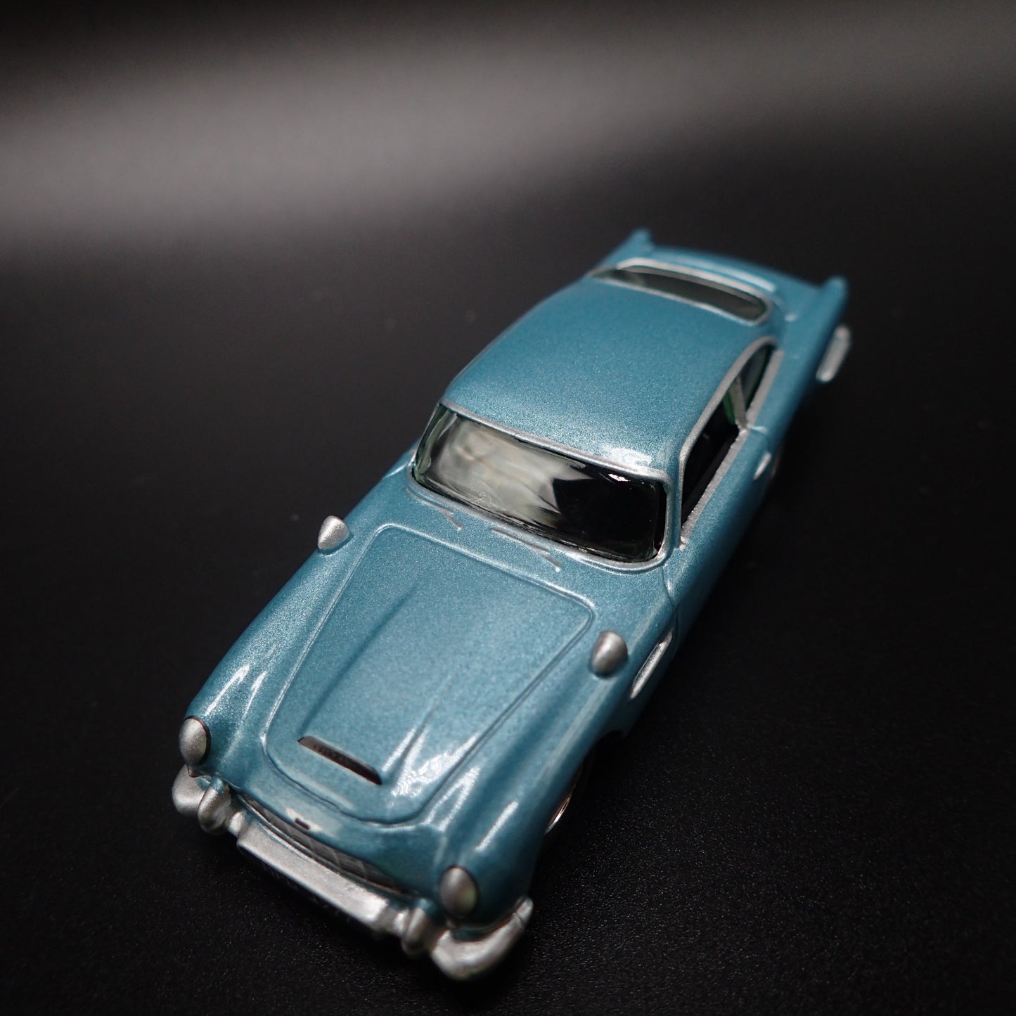 1963-1965 ASTON MARTIN DB5 1/64 SCALE COLLECTIBLE DIORAMA DIECAST MODEL CAR