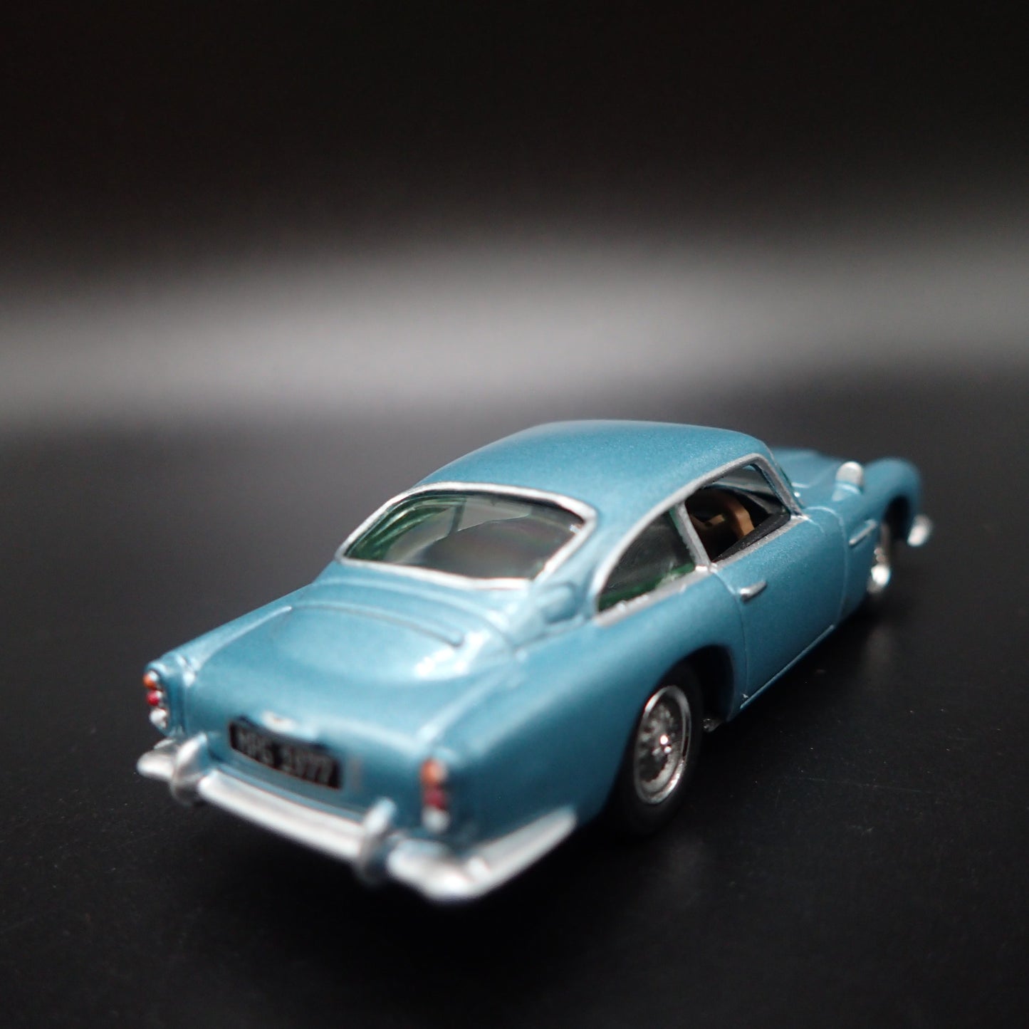 1963-1965 ASTON MARTIN DB5 1/64 SCALE COLLECTIBLE DIORAMA DIECAST MODEL CAR