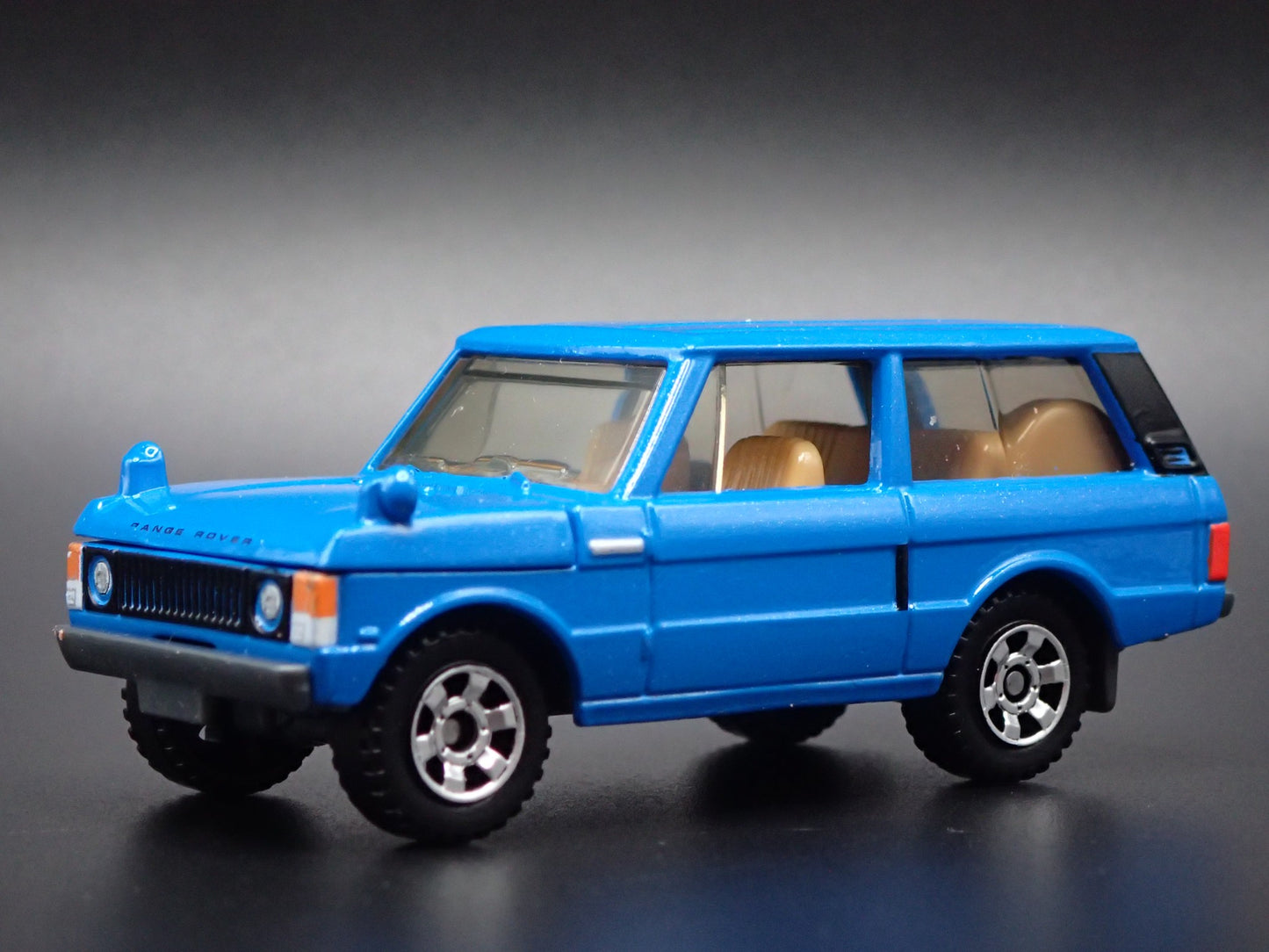 1970-1994 RANGE ROVER BLUE 1/64 SCALE COLLECTIBLE DIORAMA DIECAST MODEL CAR