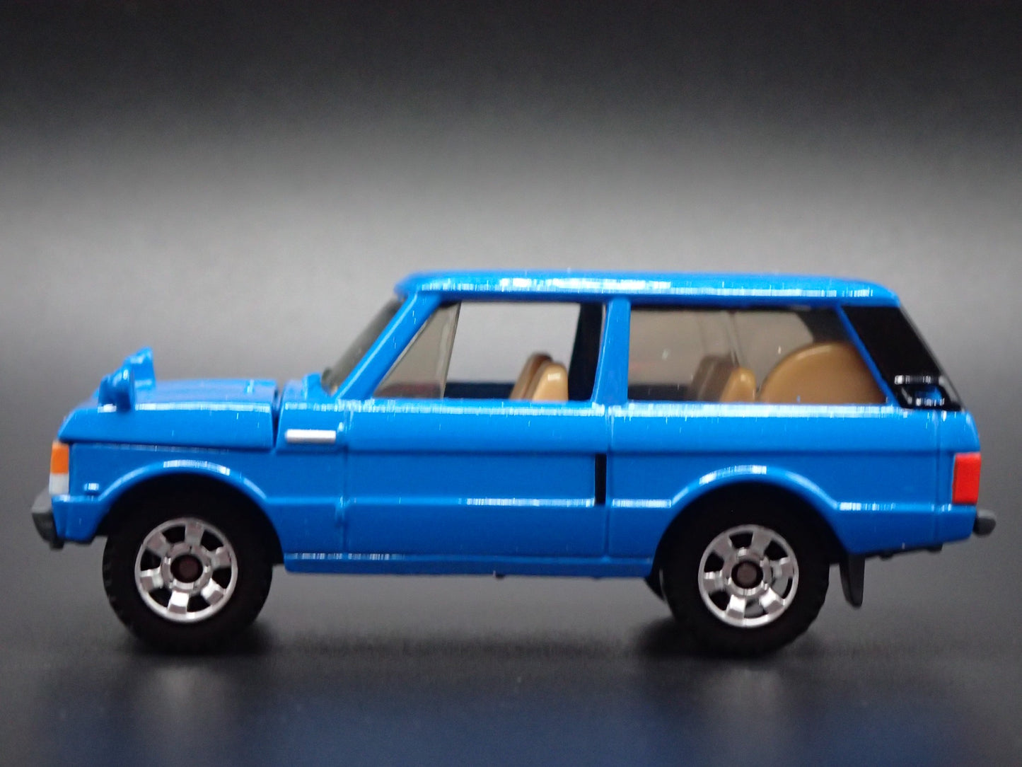 1970-1994 RANGE ROVER BLUE 1/64 SCALE COLLECTIBLE DIORAMA DIECAST MODEL CAR