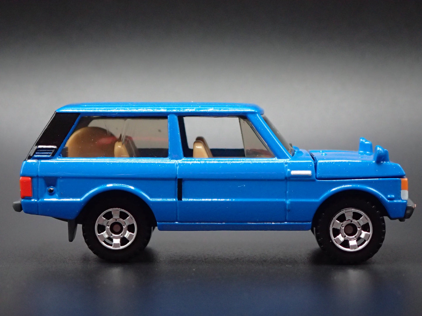1970-1994 RANGE ROVER BLUE 1/64 SCALE COLLECTIBLE DIORAMA DIECAST MODEL CAR