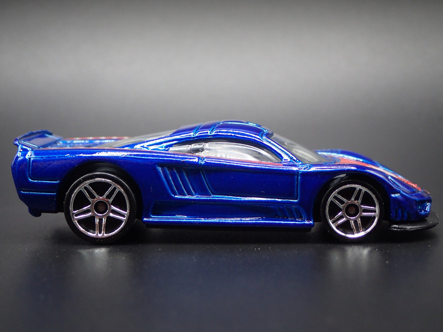 2000-2009 SALEEN S7 SUPER CAR 1:64 SCALE COLLECTIBLE DIORAMA DIECAST MODEL CAR