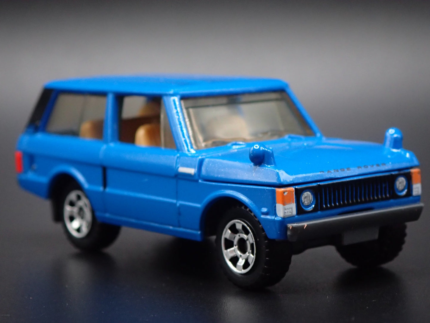 1970-1994 RANGE ROVER BLUE 1/64 SCALE COLLECTIBLE DIORAMA DIECAST MODEL CAR