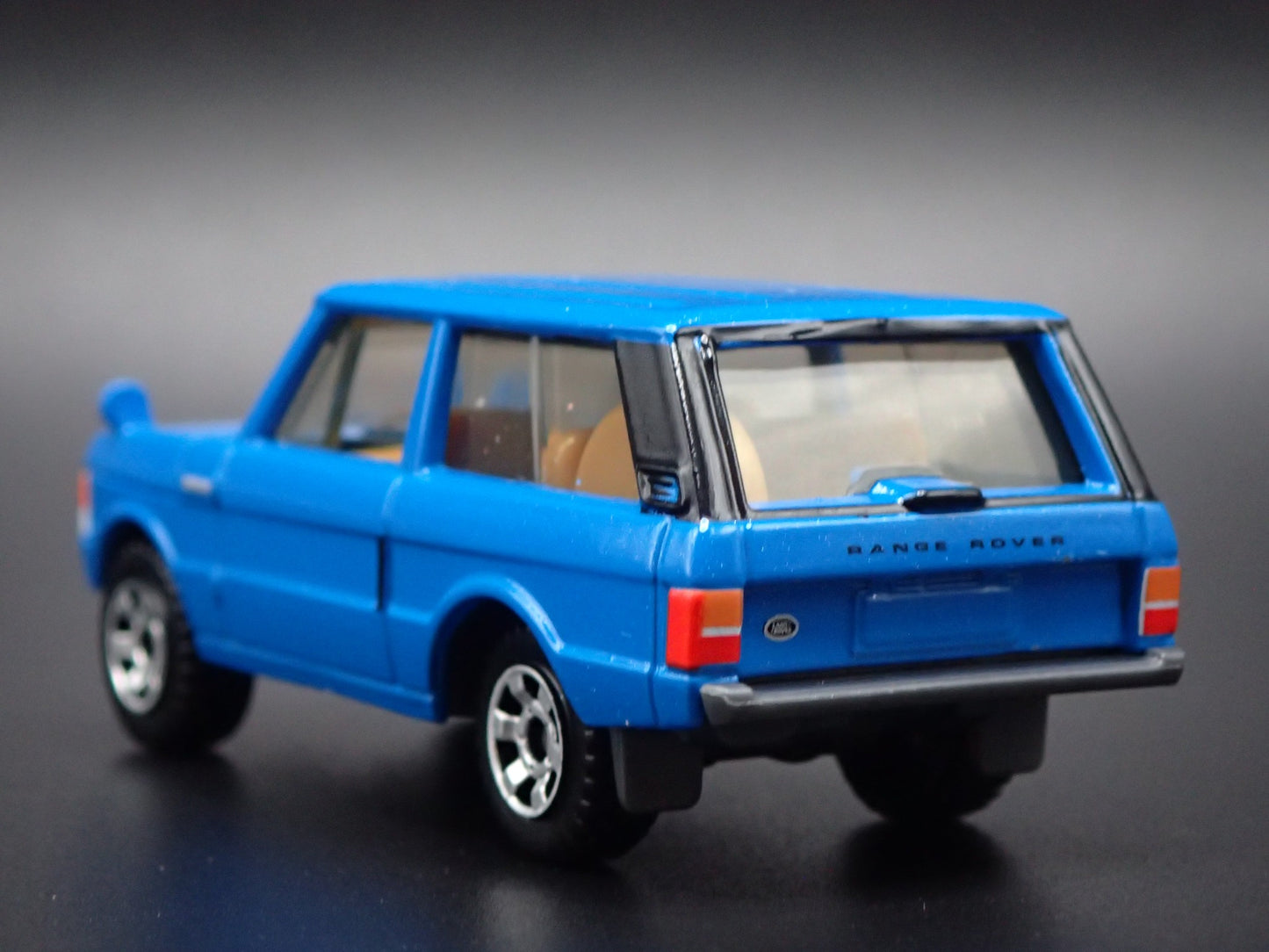 1970-1994 RANGE ROVER BLUE 1/64 SCALE COLLECTIBLE DIORAMA DIECAST MODEL CAR