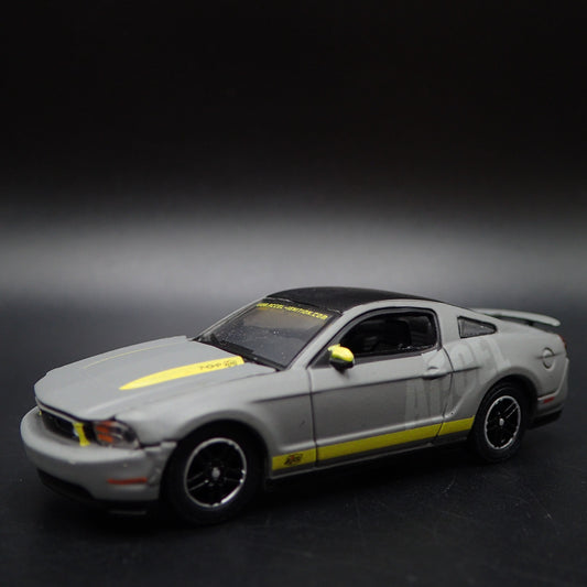 2011 11 FORD MUSTANG GT ACCEL 1/64 SCALE COLLECTIBLE DIORAMA DIECAST MODEL CAR