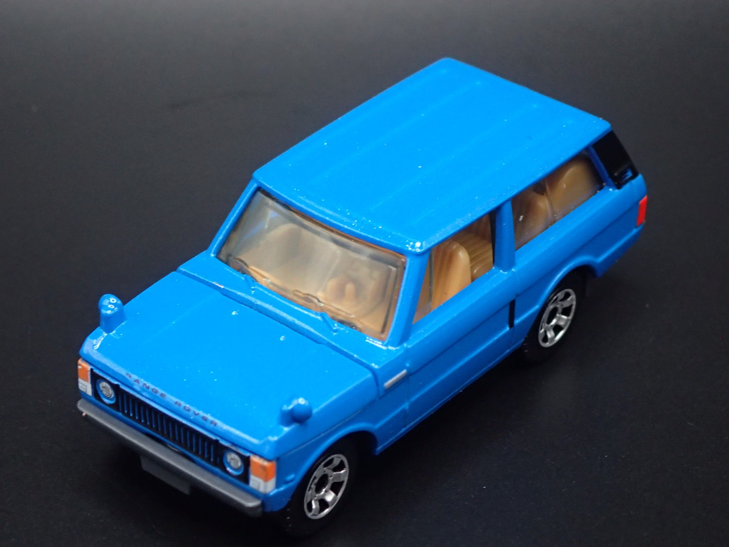 1970-1994 RANGE ROVER BLUE 1/64 SCALE COLLECTIBLE DIORAMA DIECAST MODEL CAR