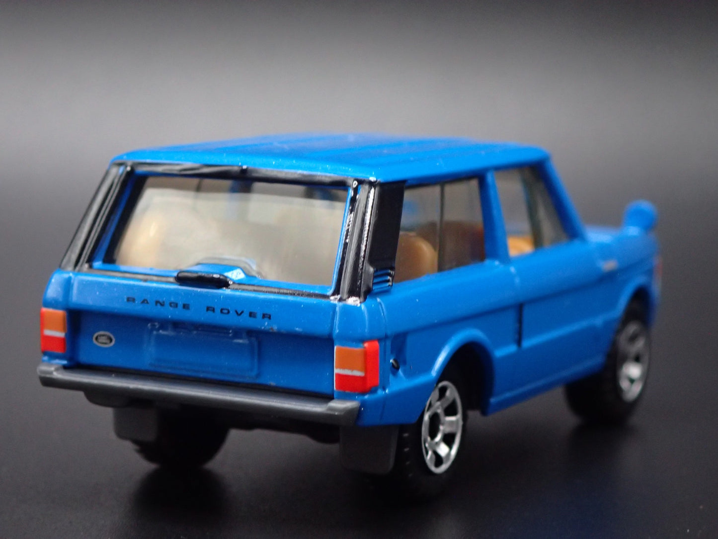 1970-1994 RANGE ROVER BLUE 1/64 SCALE COLLECTIBLE DIORAMA DIECAST MODEL CAR