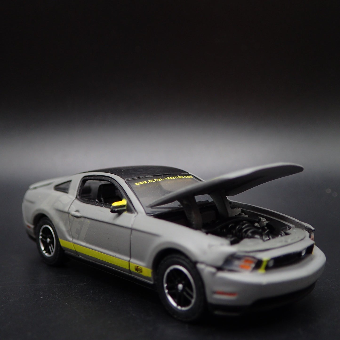 2011 11 FORD MUSTANG GT ACCEL 1/64 SCALE COLLECTIBLE DIORAMA DIECAST MODEL CAR