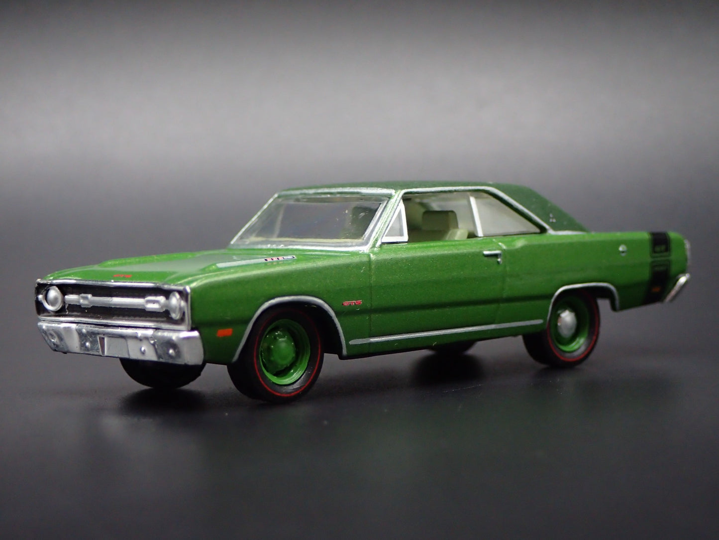 1969 69 DODGE DART GTS 383 GRN 1:64 SCALE COLLECTIBLE DIORAMA DIECAST MODEL CAR