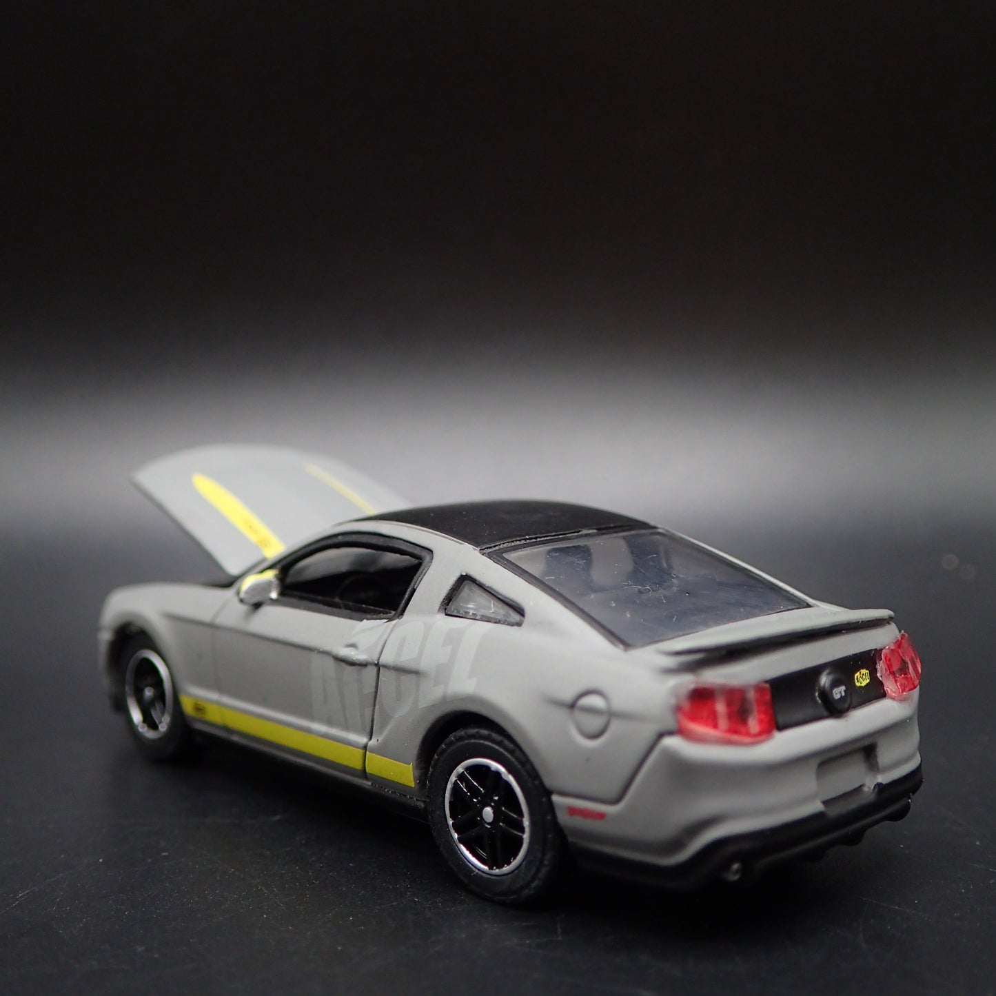 2011 11 FORD MUSTANG GT ACCEL 1/64 SCALE COLLECTIBLE DIORAMA DIECAST MODEL CAR