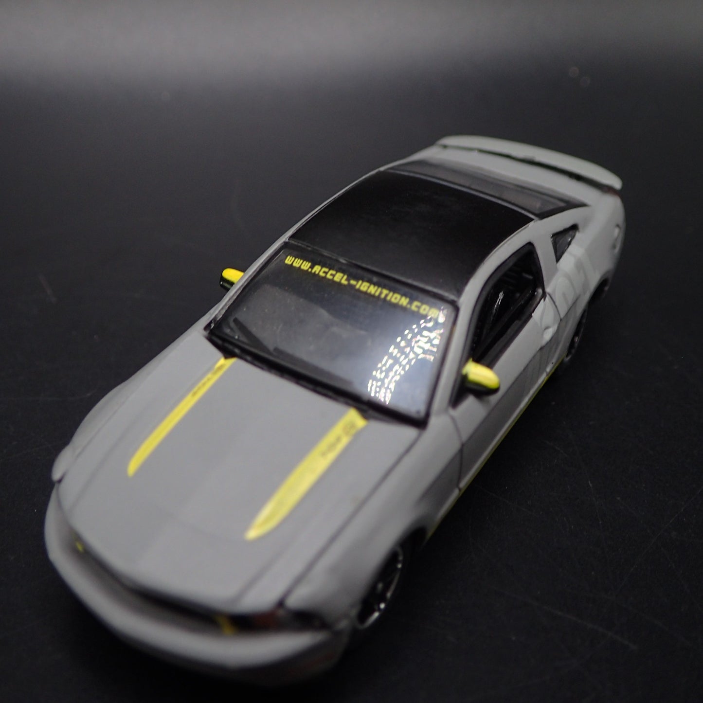 2011 11 FORD MUSTANG GT ACCEL 1/64 SCALE COLLECTIBLE DIORAMA DIECAST MODEL CAR