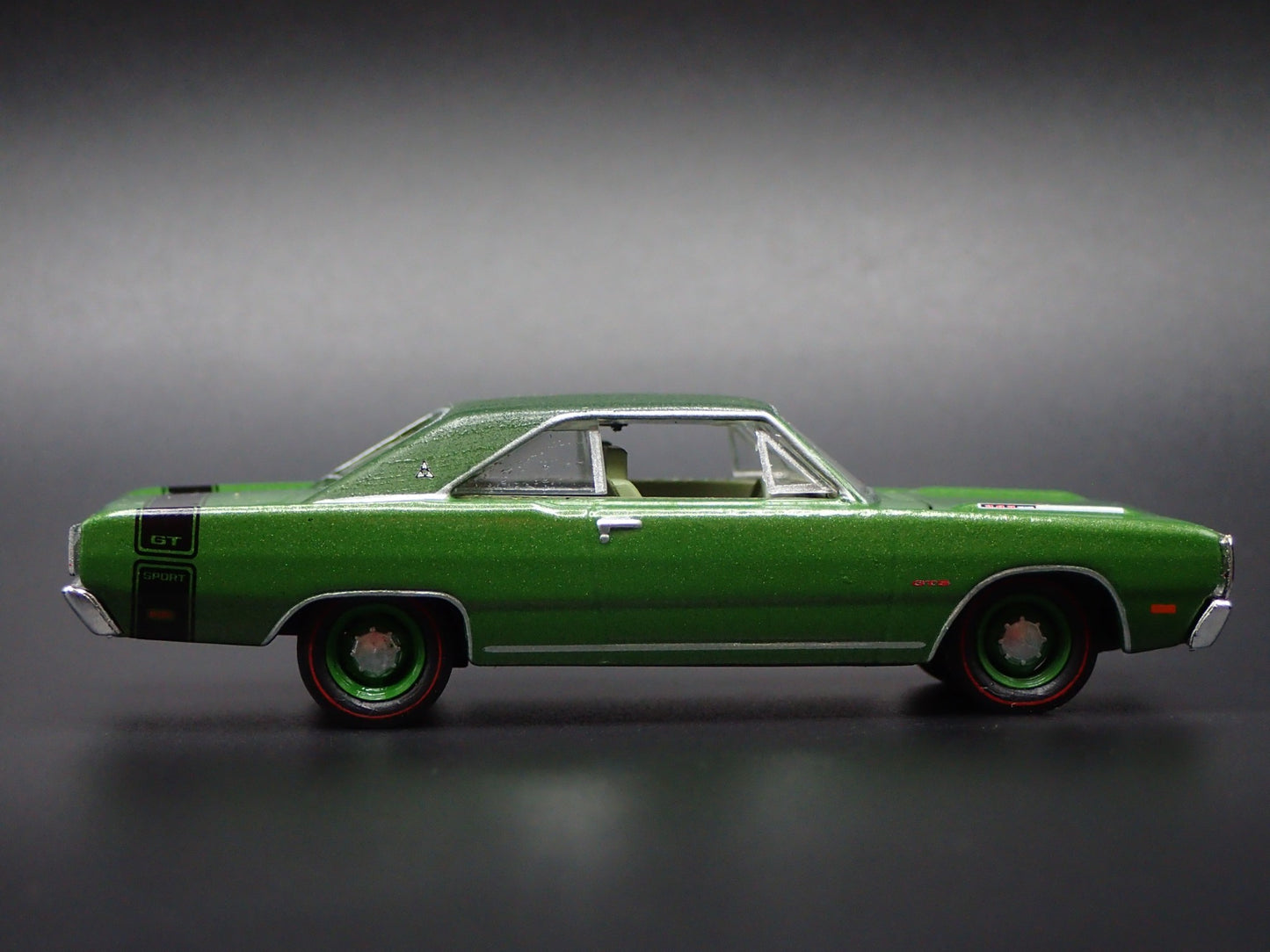 1969 69 DODGE DART GTS 383 GRN 1:64 SCALE COLLECTIBLE DIORAMA DIECAST MODEL CAR