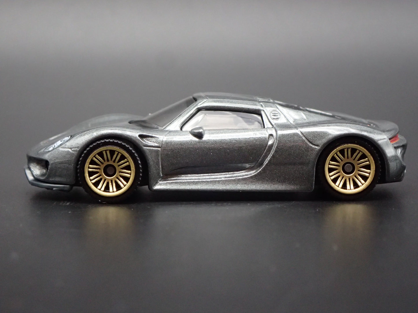 2013-2015 PORSCHE 918 SPYDER SUPER CAR RARE 1:64 SCALE DIORAMA DIECAST MODEL CAR
