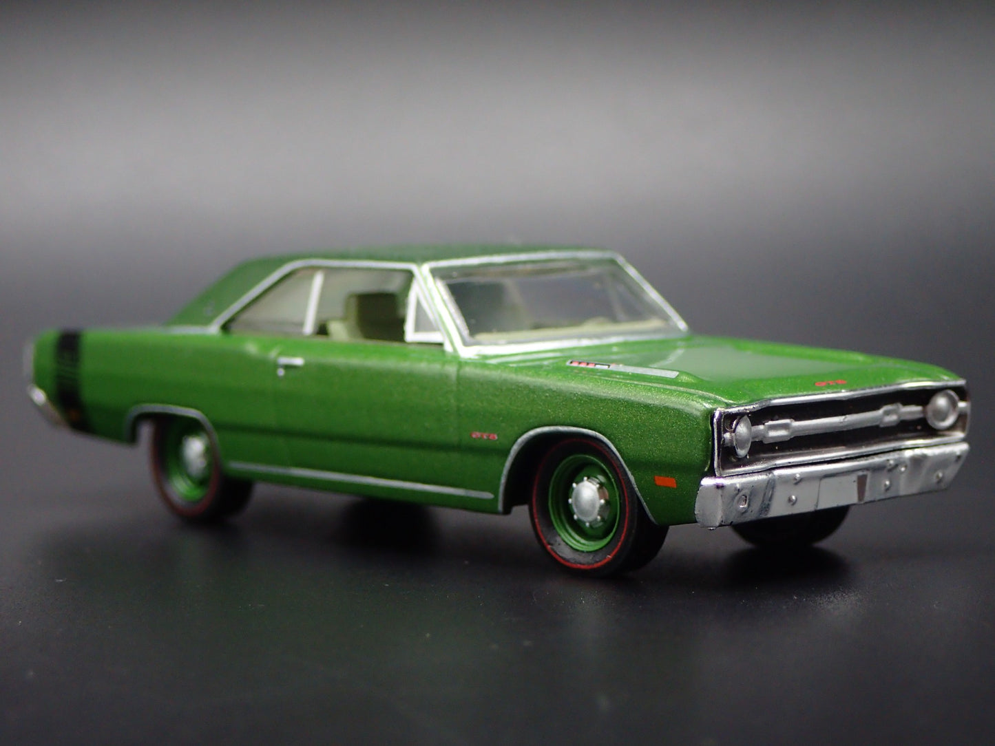 1969 69 DODGE DART GTS 383 GRN 1:64 SCALE COLLECTIBLE DIORAMA DIECAST MODEL CAR