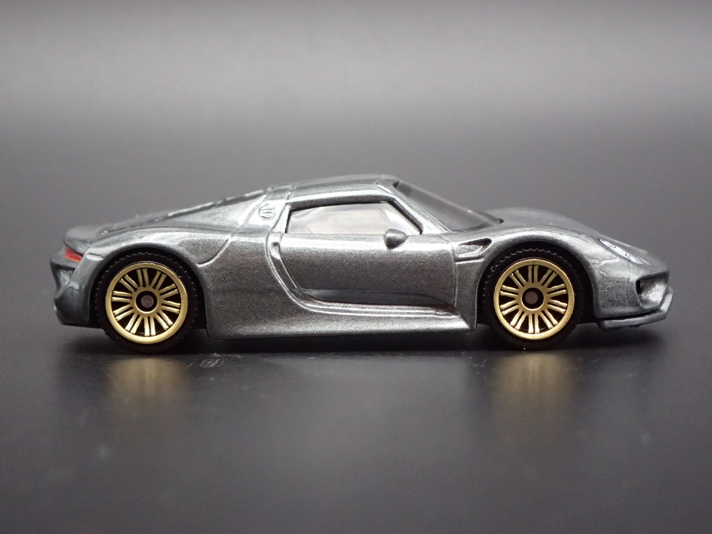 2013-2015 PORSCHE 918 SPYDER SUPER CAR RARE 1:64 SCALE DIORAMA DIECAST MODEL CAR