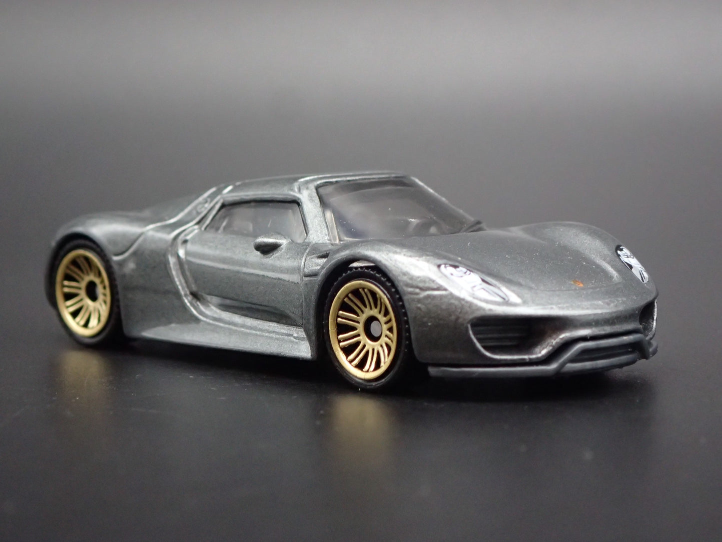 2013-2015 PORSCHE 918 SPYDER SUPER CAR RARE 1:64 SCALE DIORAMA DIECAST MODEL CAR