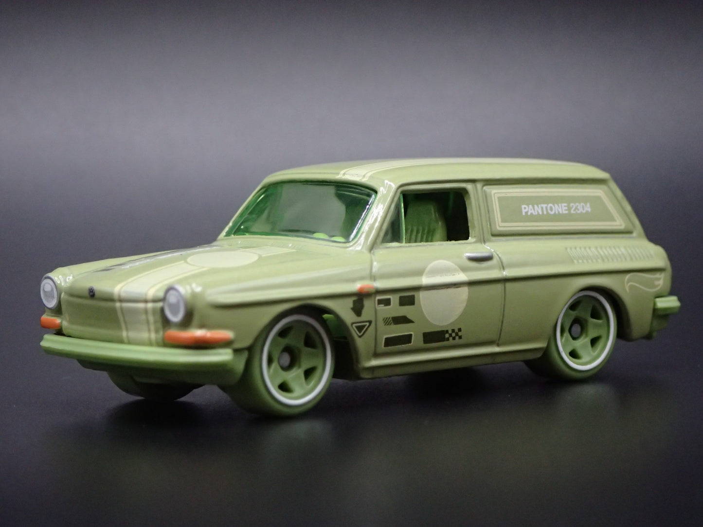 1961-1973 VW VOLKSWAGEN SQUAREBACK GREEN 1:64 SCALE DIORAMA DIECAST MODEL CAR