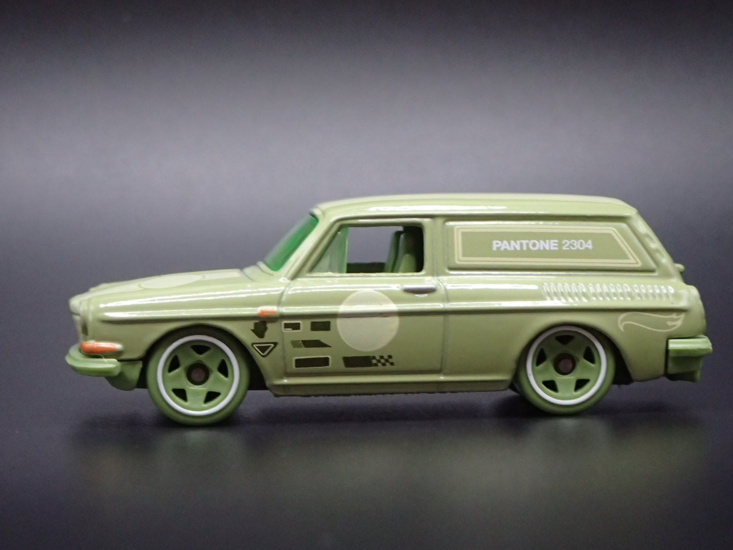 1961-1973 VW VOLKSWAGEN SQUAREBACK GREEN 1:64 SCALE DIORAMA DIECAST MODEL CAR