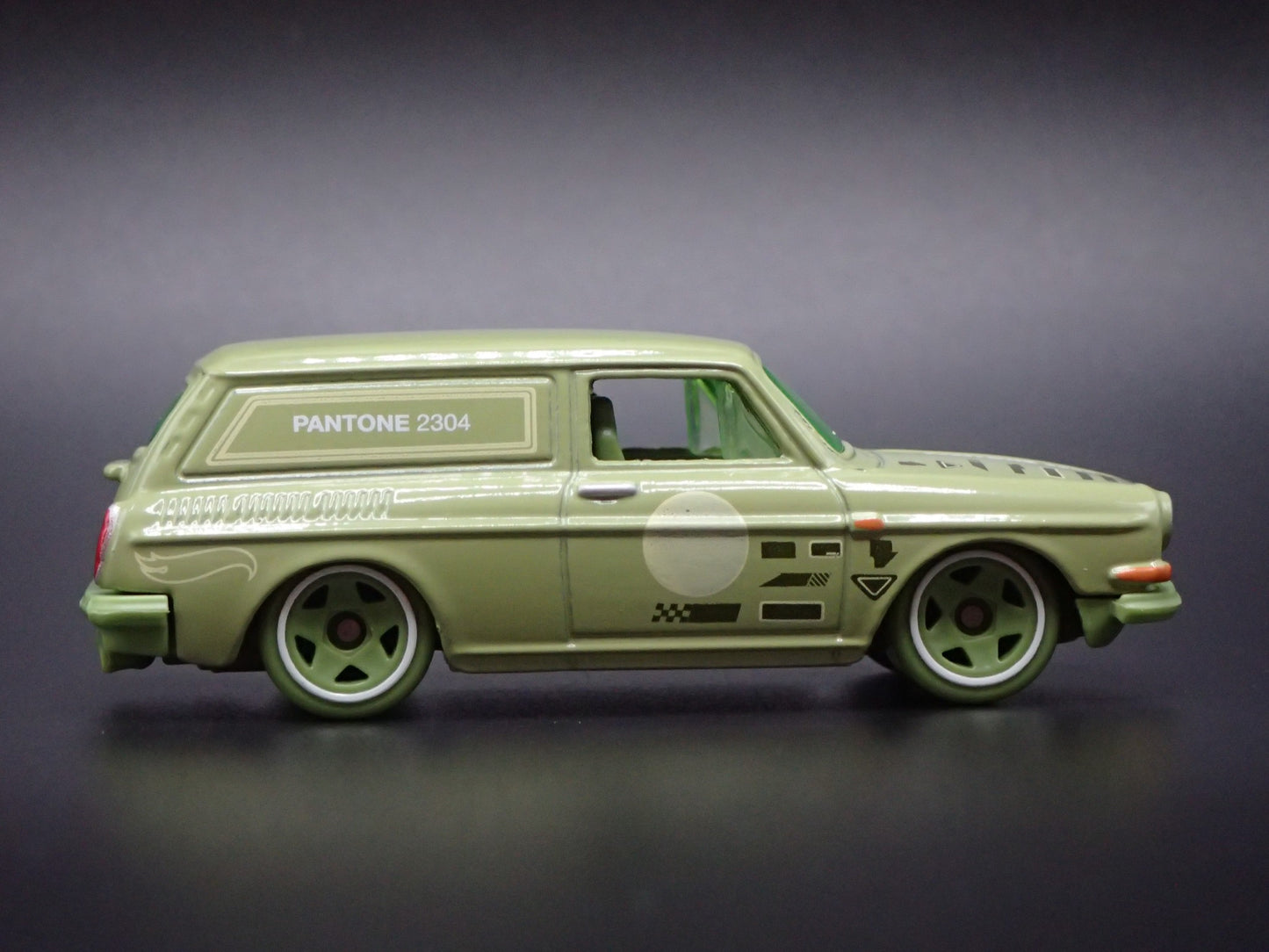 1961-1973 VW VOLKSWAGEN SQUAREBACK GREEN 1:64 SCALE DIORAMA DIECAST MODEL CAR
