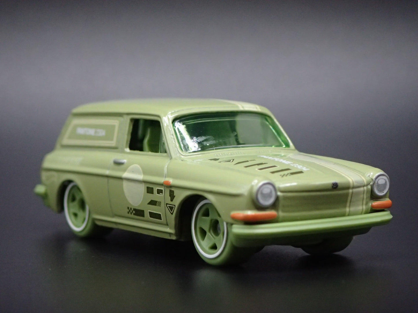 1961-1973 VW VOLKSWAGEN SQUAREBACK GREEN 1:64 SCALE DIORAMA DIECAST MODEL CAR