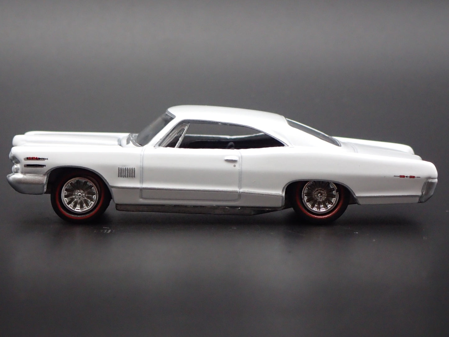 1965 65 PONTIAC CATALINA 2+2 ROYAL BOBCAT 1/64 SCALE DIORAMA DIECAST MODEL CAR