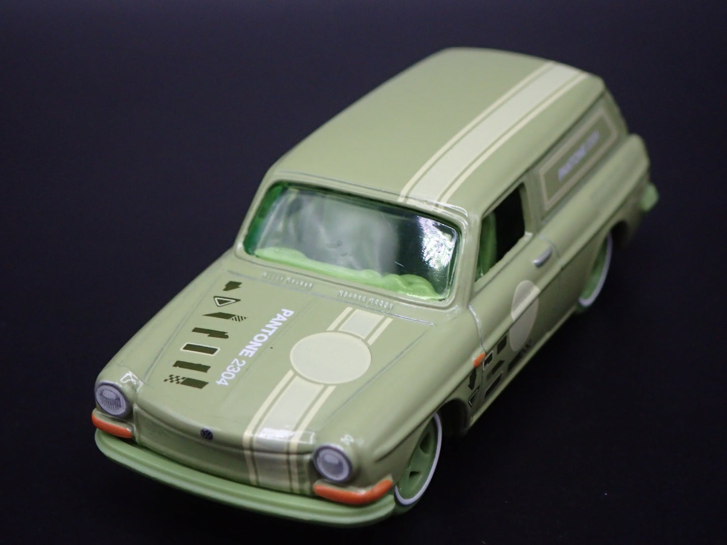 1961-1973 VW VOLKSWAGEN SQUAREBACK GREEN 1:64 SCALE DIORAMA DIECAST MODEL CAR
