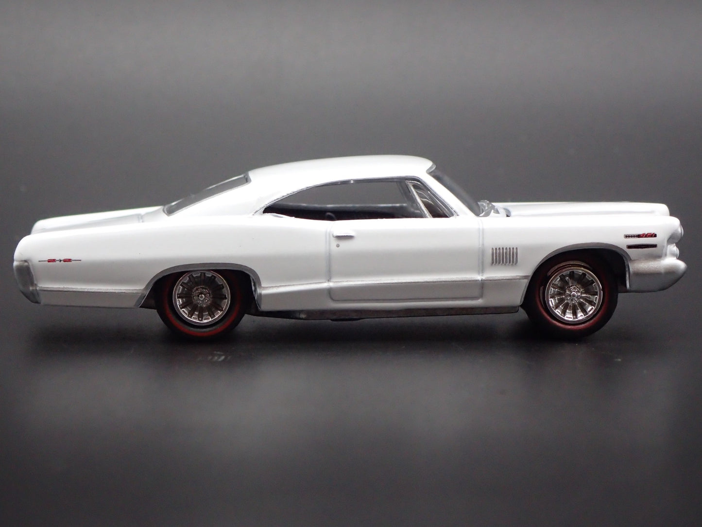 1965 65 PONTIAC CATALINA 2+2 ROYAL BOBCAT 1/64 SCALE DIORAMA DIECAST MODEL CAR