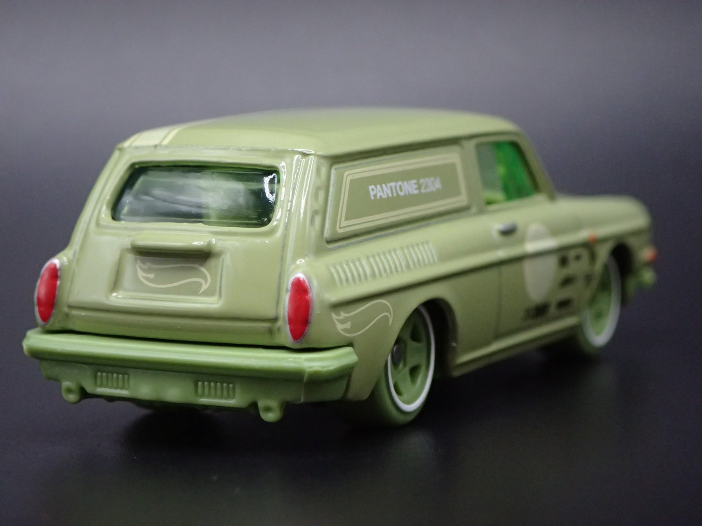 1961-1973 VW VOLKSWAGEN SQUAREBACK GREEN 1:64 SCALE DIORAMA DIECAST MODEL CAR
